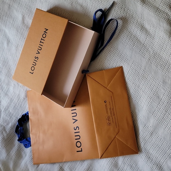 Louis Vuitton Box with ribbon and matching shopping bag - Picture 4 of 8